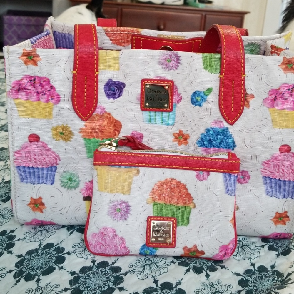 Dooney & Bourke Cupcake Satchel e/Wristlet